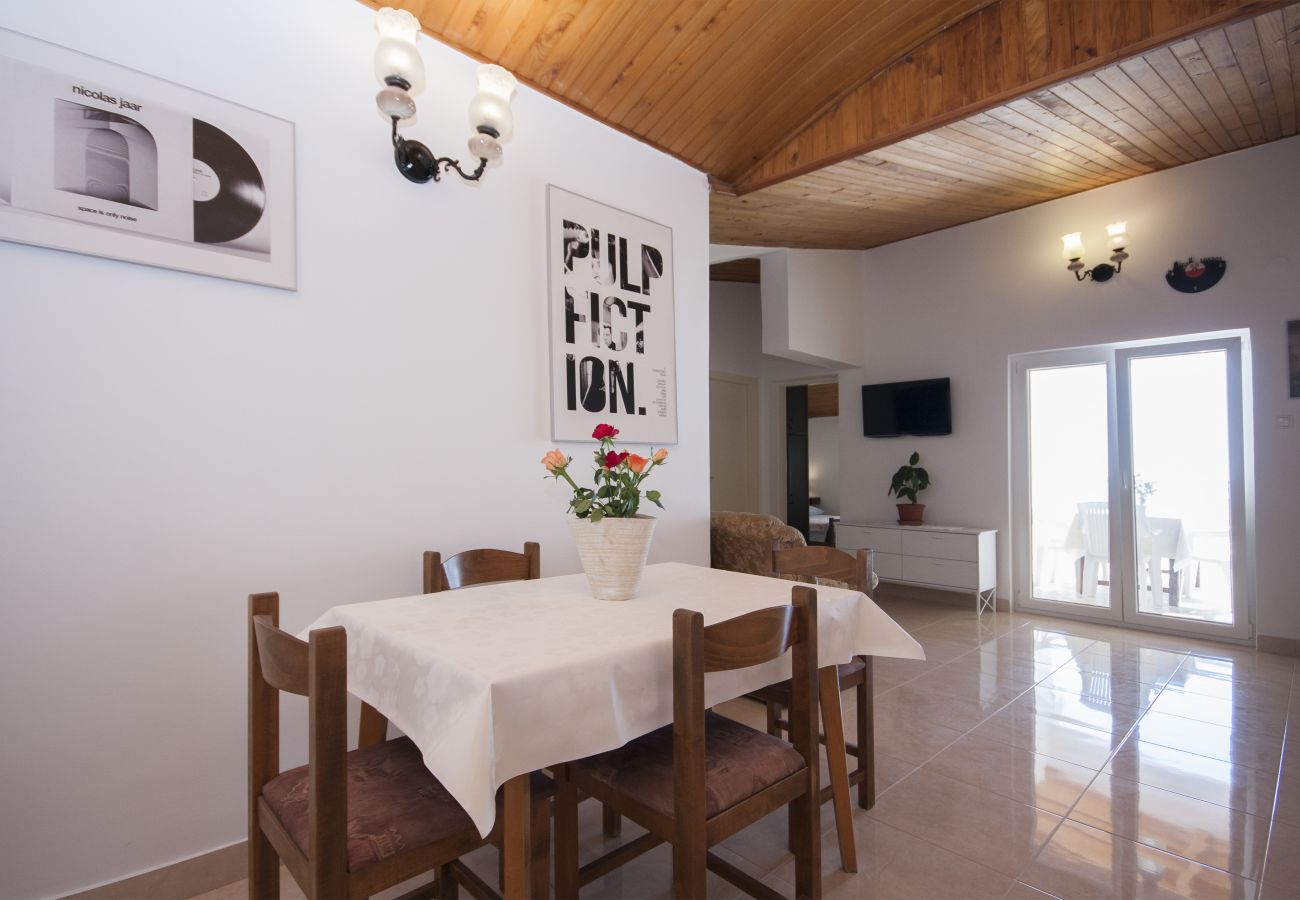 Ferienwohnung in Šibenik-Brodarica - Vier-Zimmer-Wohnung Karla