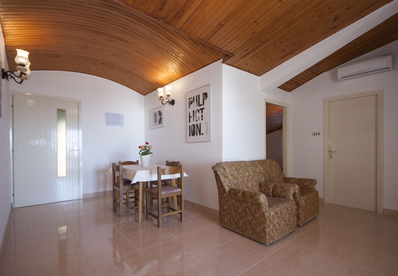 Ferienwohnung in Šibenik-Brodarica - Vier-Zimmer-Wohnung Karla