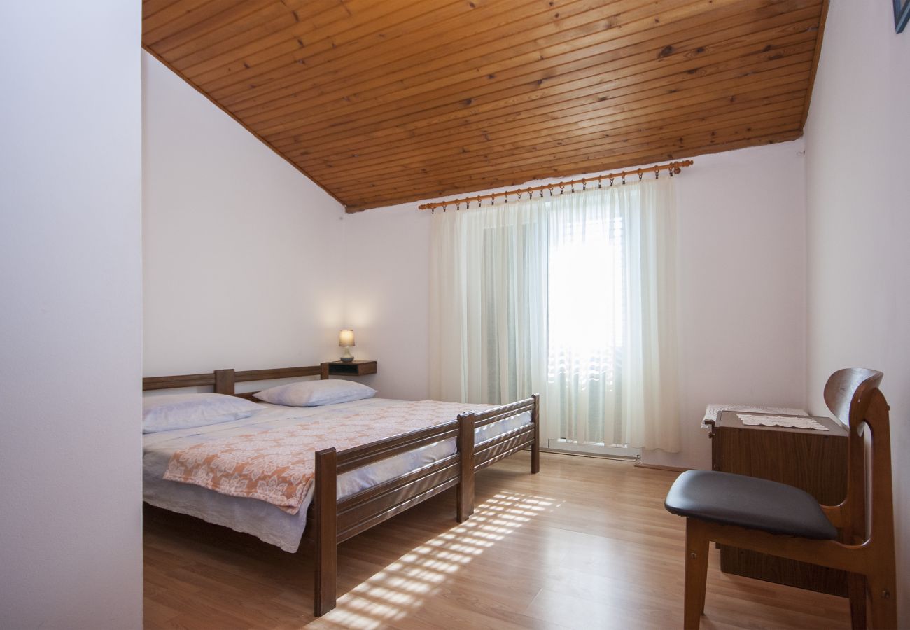 Ferienwohnung in Šibenik-Brodarica - Vier-Zimmer-Wohnung Karla