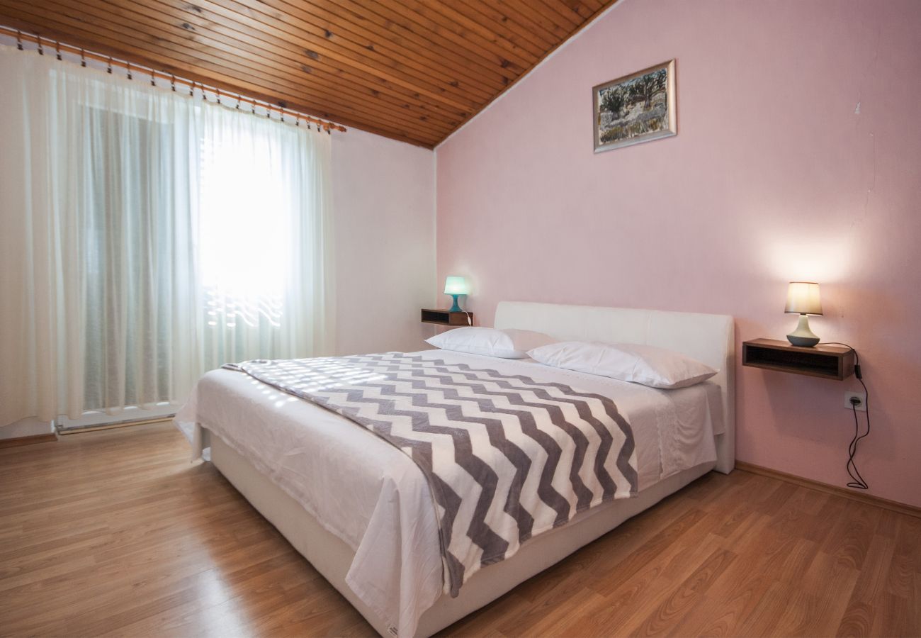 Ferienwohnung in Šibenik-Brodarica - Vier-Zimmer-Wohnung Karla