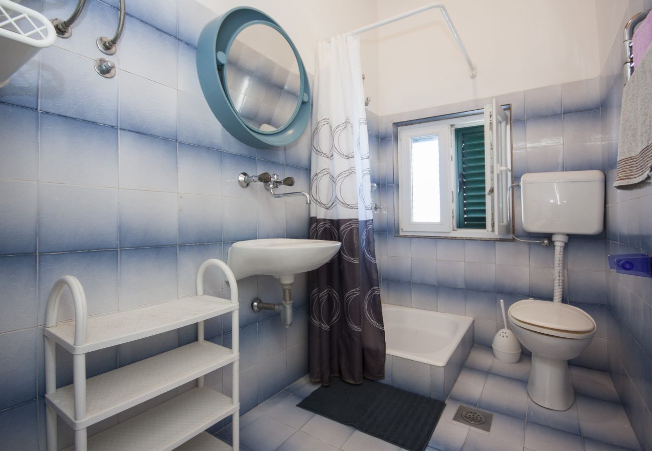 Ferienwohnung in Šibenik-Brodarica - Vier-Zimmer-Wohnung Karla