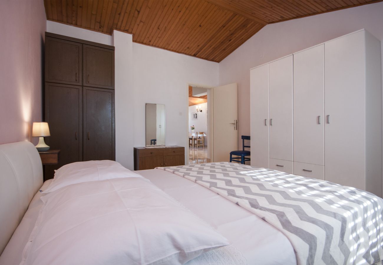 Ferienwohnung in Šibenik-Brodarica - Vier-Zimmer-Wohnung Karla