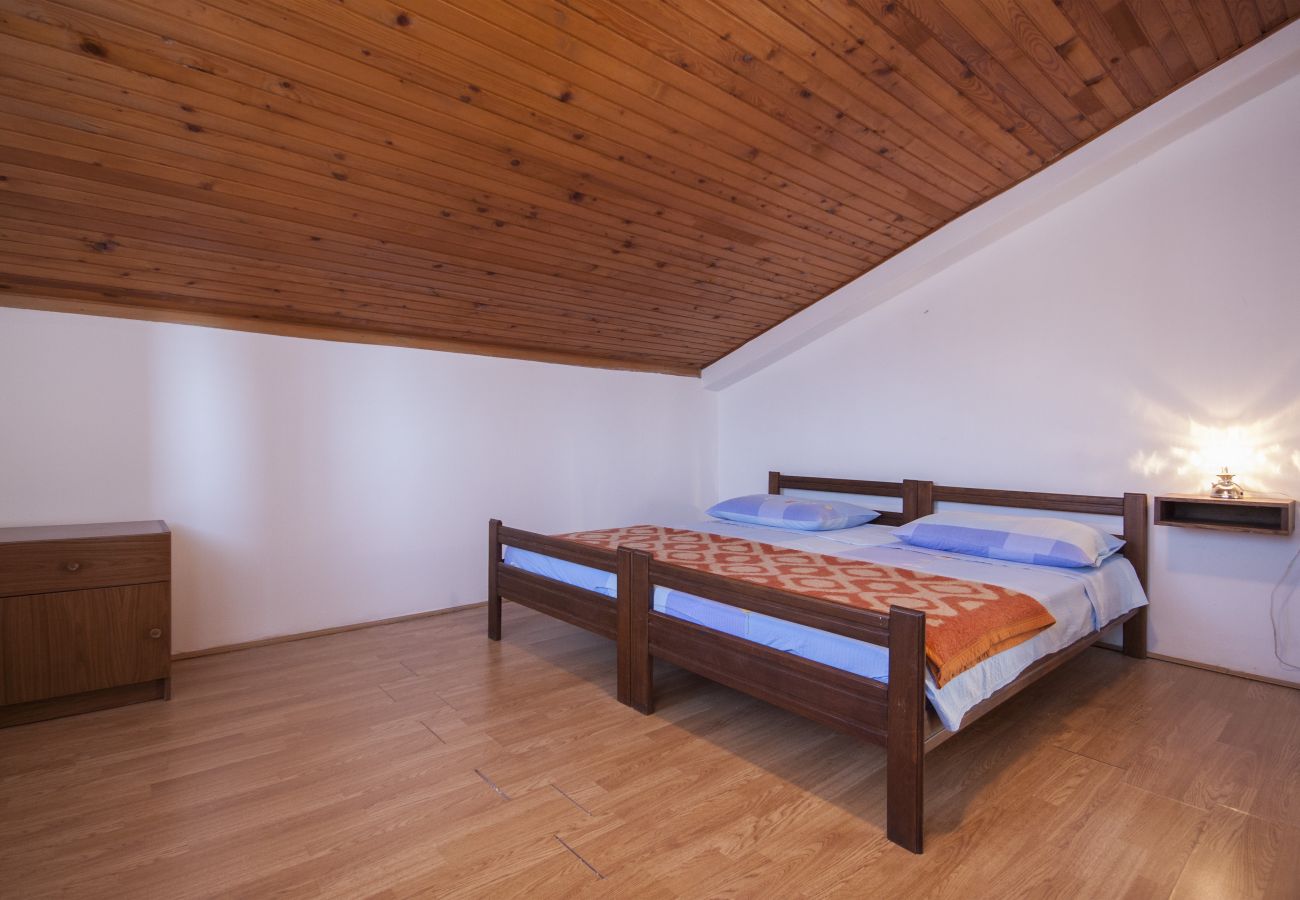 Ferienwohnung in Šibenik-Brodarica - Vier-Zimmer-Wohnung Karla
