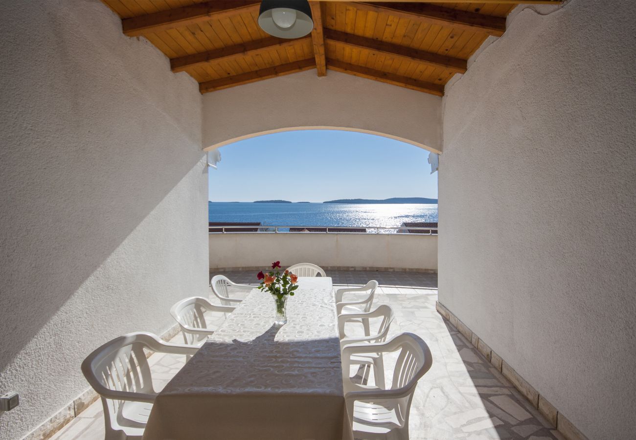 Ferienwohnung in Šibenik-Brodarica - Vier-Zimmer-Wohnung Karla