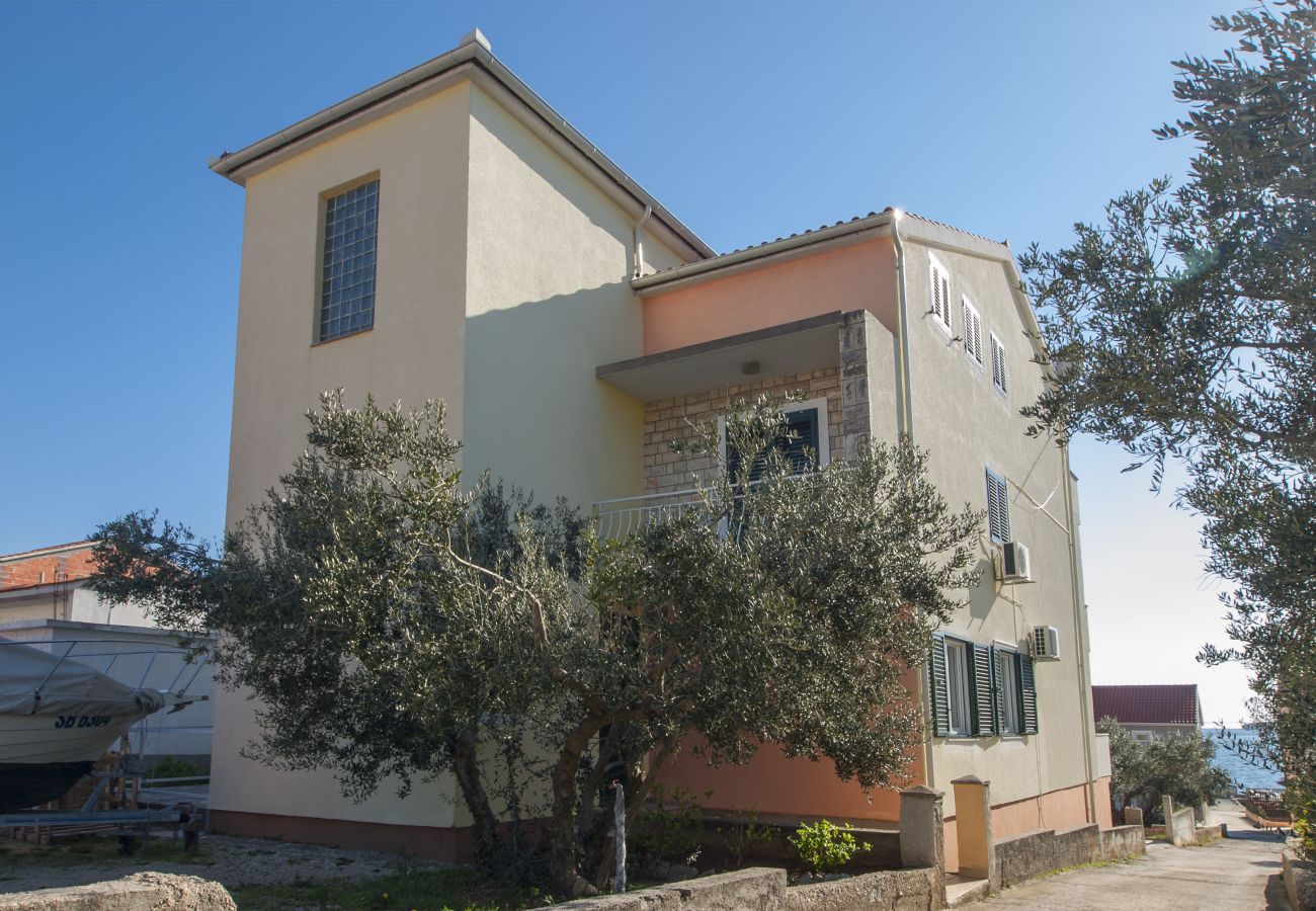 Ferienwohnung in Šibenik-Brodarica - Vier-Zimmer-Wohnung Karla