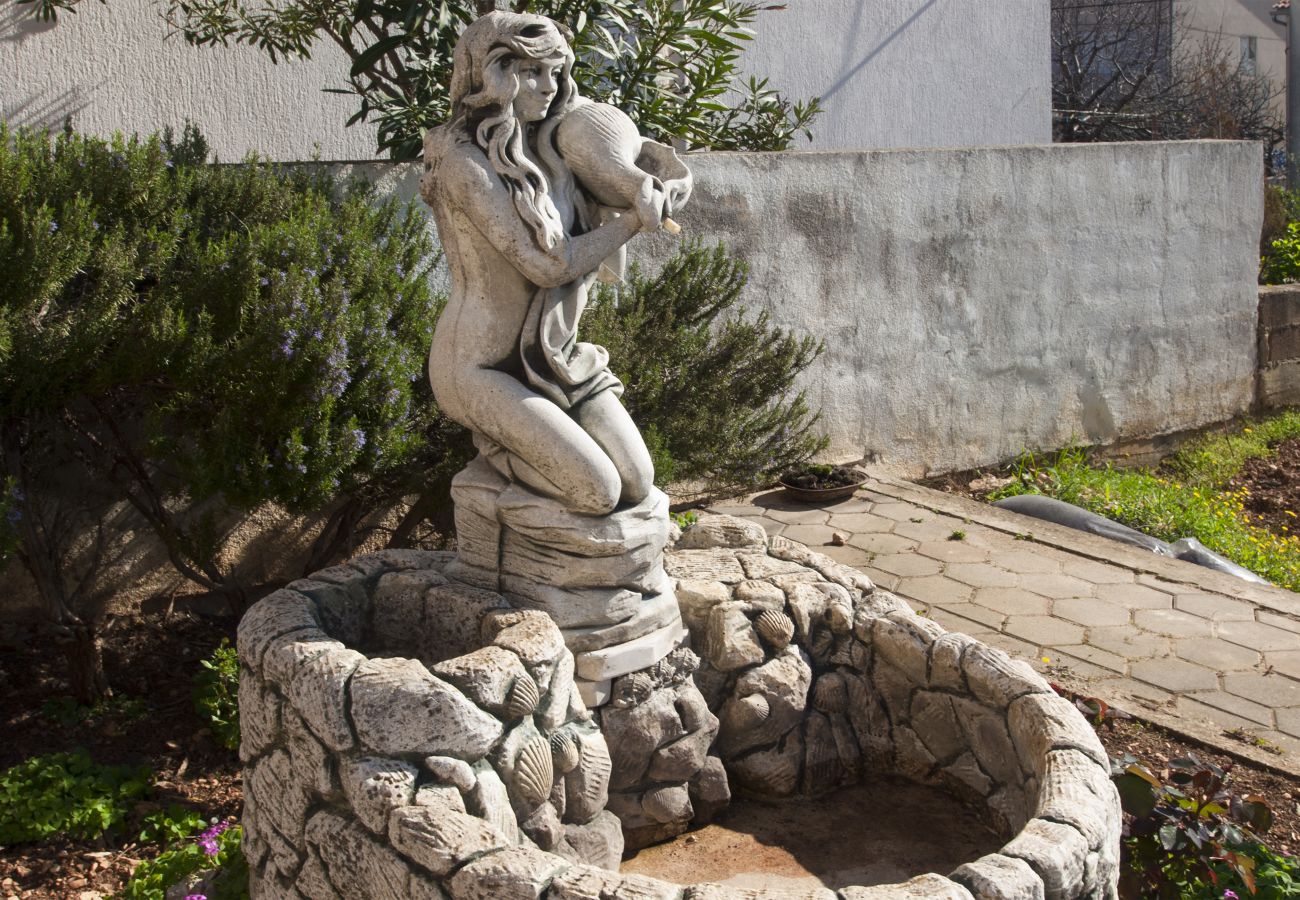 Ferienwohnung in Šibenik-Brodarica - Vier-Zimmer-Wohnung Karla