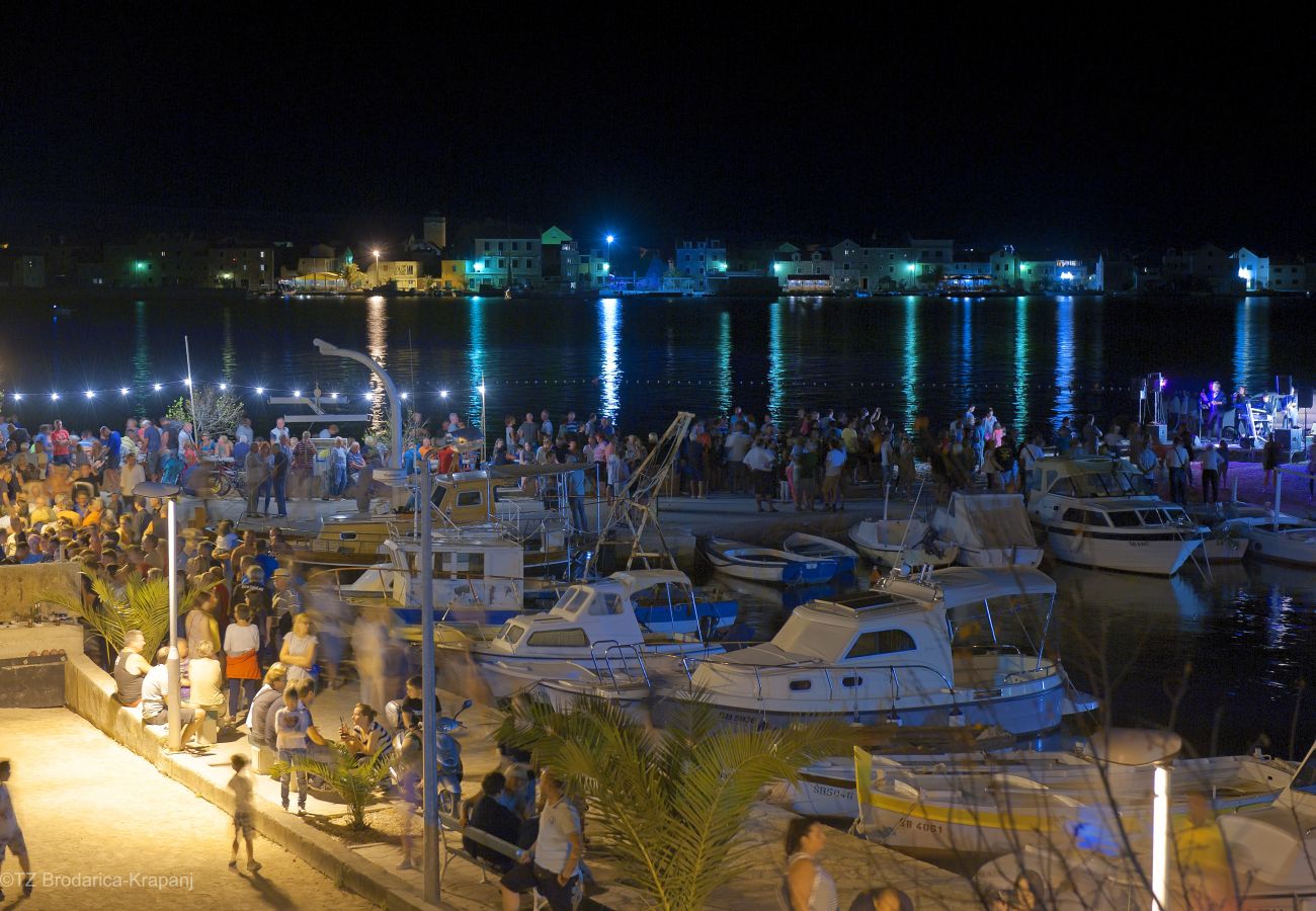 Ferienwohnung in Šibenik-Brodarica - Vier-Zimmer-Wohnung Karla
