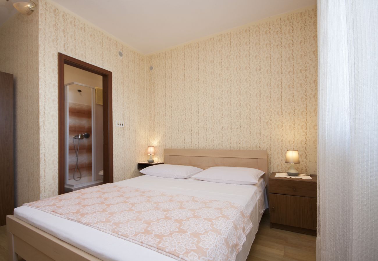 Ferienwohnung in Šibenik-Brodarica - Fünf-Zimmer-Wohnung Daniel