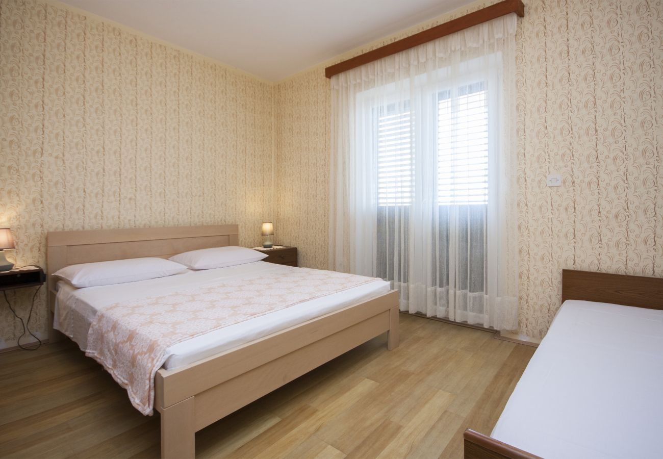 Ferienwohnung in Šibenik-Brodarica - Fünf-Zimmer-Wohnung Daniel