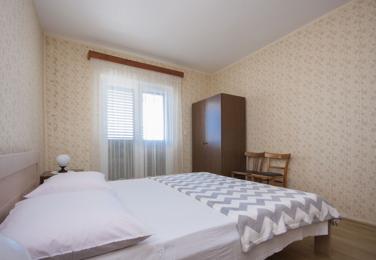Ferienwohnung in Šibenik-Brodarica - Fünf-Zimmer-Wohnung Daniel