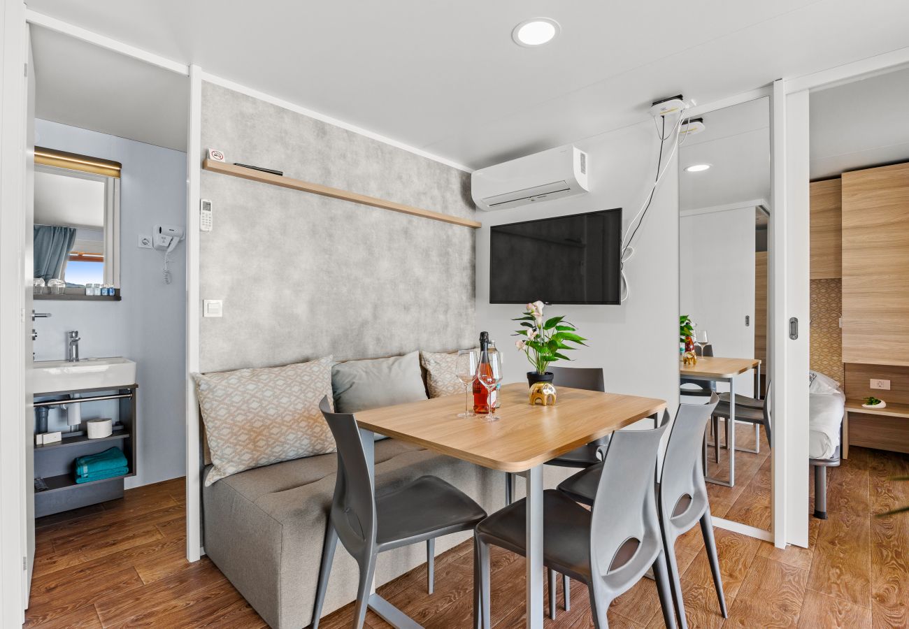 Ferienhaus in Šibenik - Deluxe Mobilheim direkt am Strand