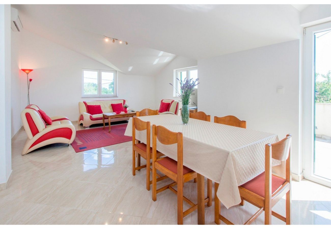 Villa in Brištane - Ländlicher Urlaub mit Pool - Villa Krka