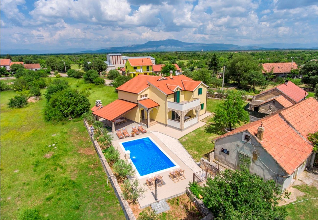 Villa in Brištane - Ländlicher Urlaub mit Pool - Villa Krka