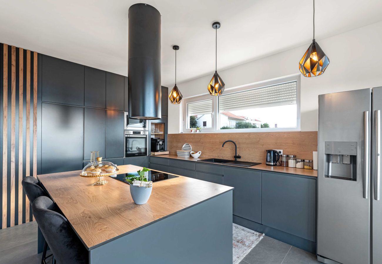 Ferienwohnung in Šibenik-Brodarica - Luxus-Apartment mit drei Schlafzimmern in Velic C