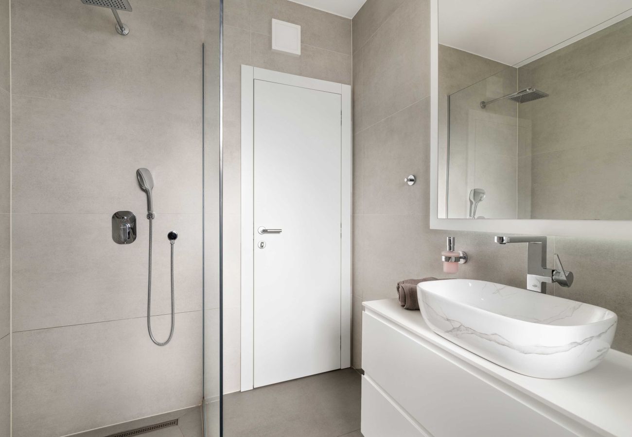 Ferienwohnung in Šibenik-Brodarica - Luxus-Apartment mit drei Schlafzimmern in Velic C