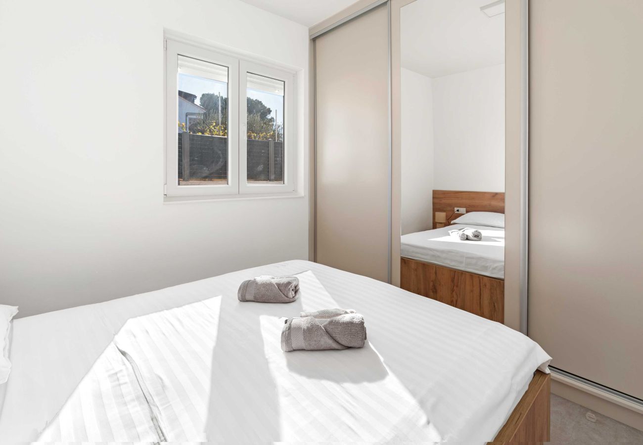 Ferienwohnung in Šibenik-Brodarica - Gemütliche Zwei-Zimmer-Wohnung Velic B