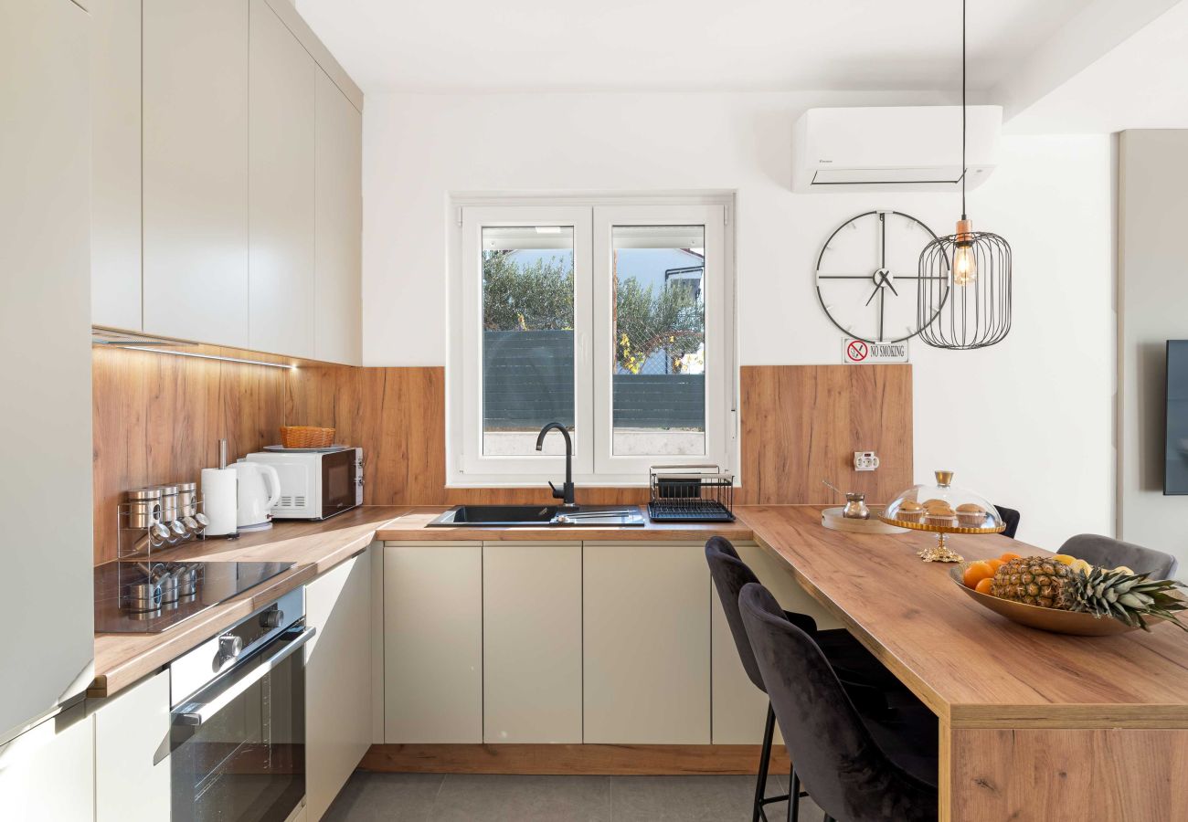 Ferienwohnung in Šibenik-Brodarica - Gemütliche Zwei-Zimmer-Wohnung Velic B