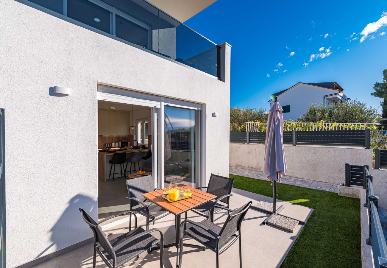 Ferienwohnung in Šibenik-Brodarica - Gemütliche Zwei-Zimmer-Wohnung Velic B