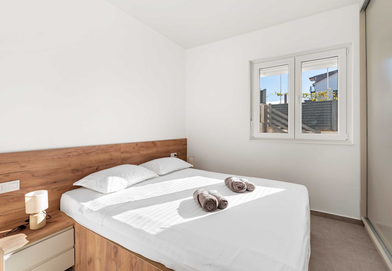 Ferienwohnung in Šibenik-Brodarica - Gemütliche Zwei-Zimmer-Wohnung Velic B