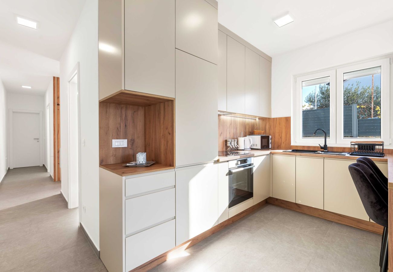 Ferienwohnung in Šibenik-Brodarica - Gemütliche Zwei-Zimmer-Wohnung Velic B