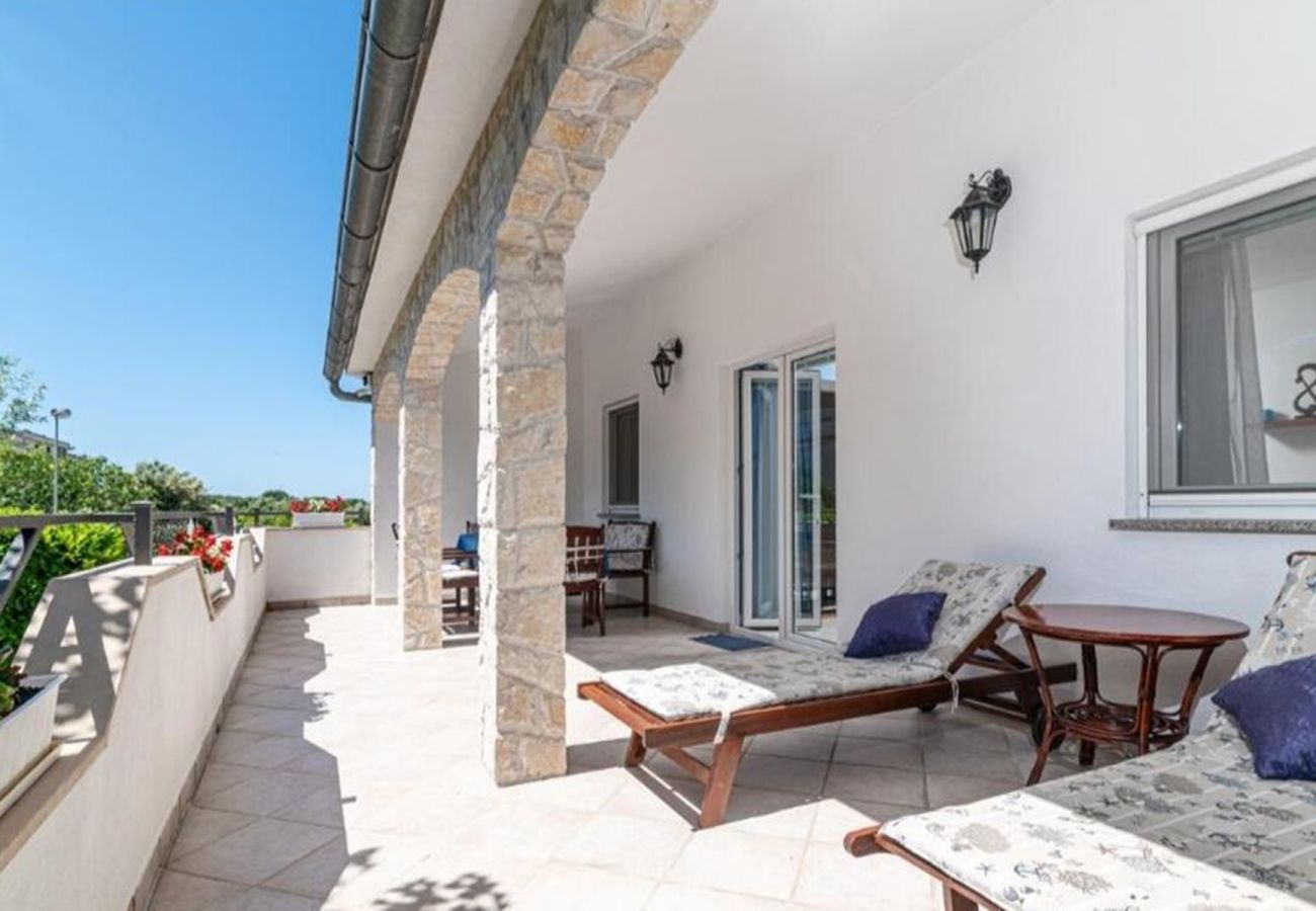 Ferienwohnung in Štinjan - Familienapartment Stinjan mit Gartenblick