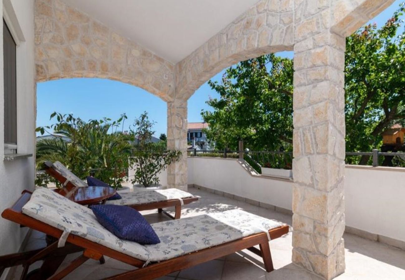 Ferienwohnung in Štinjan - Familienapartment Stinjan mit Gartenblick