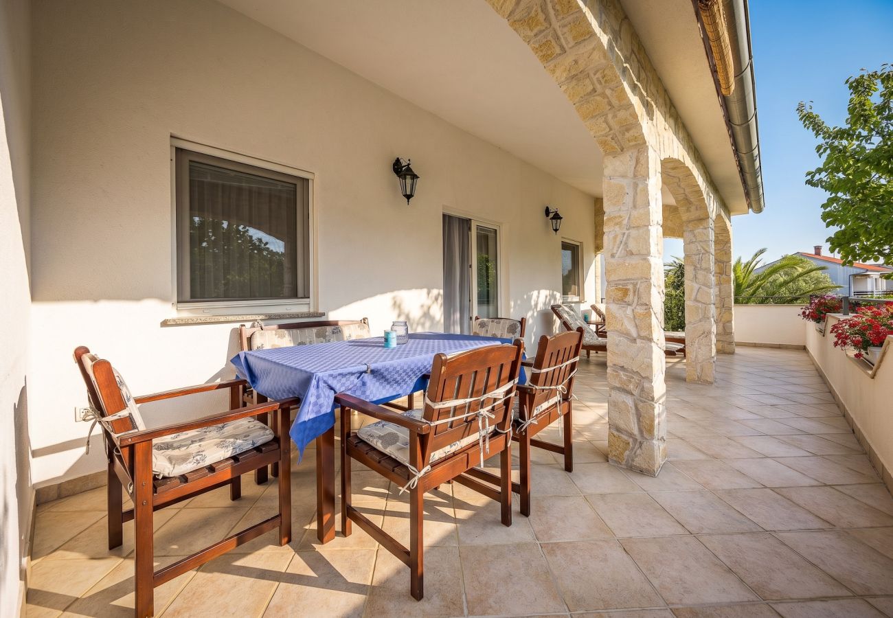 Ferienwohnung in Štinjan - Familienapartment Stinjan mit Gartenblick