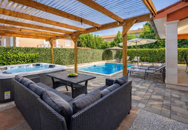 Villa in Pula - Lotus Elite Villa mit Pool und Whirlpool 10