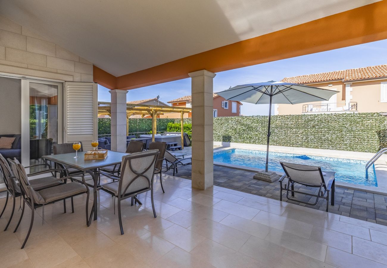 Villa in Pula - Lotus Elite Villa mit Pool und Whirlpool 12