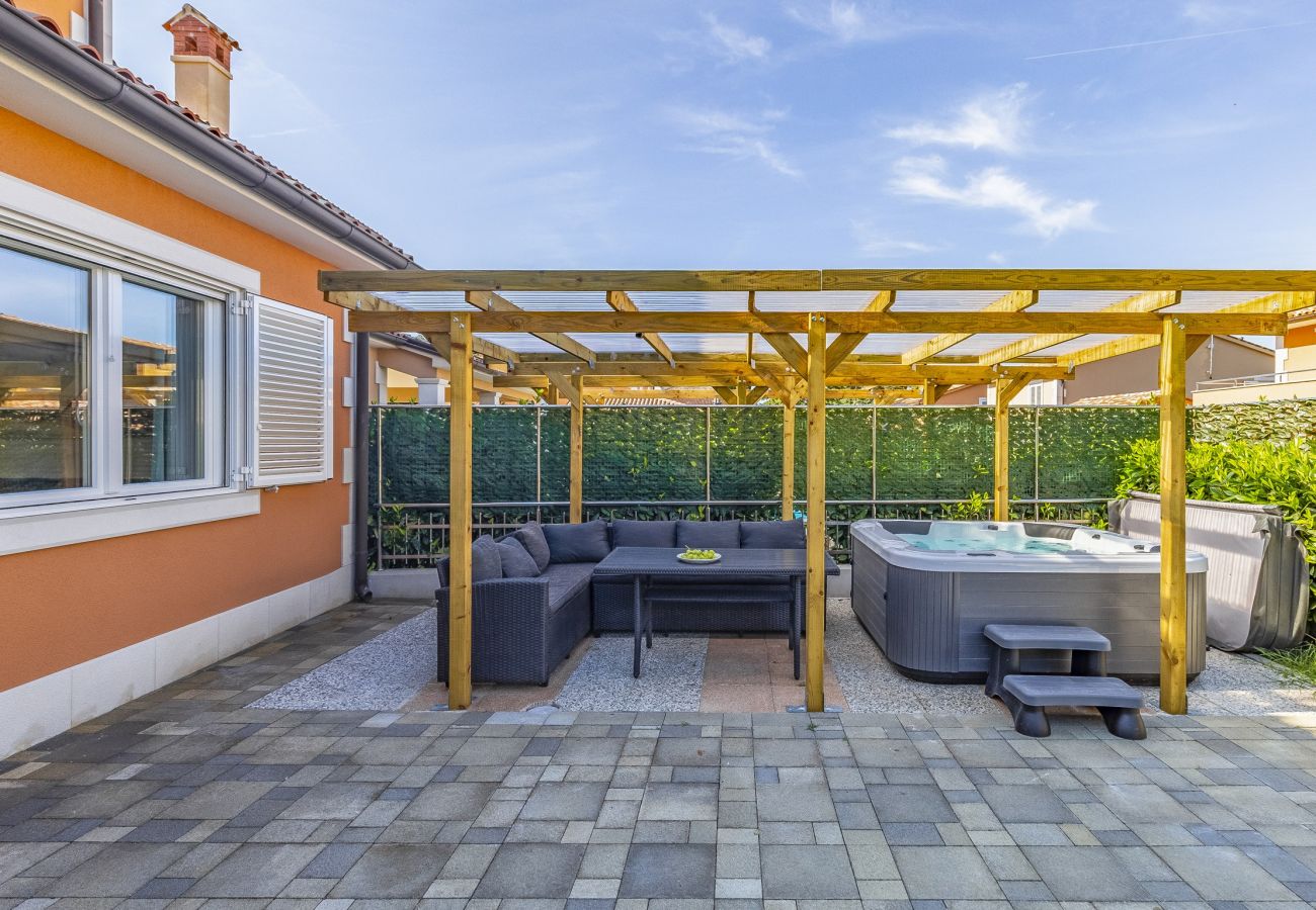 Villa in Pula - Lotus Elite Villa mit Pool und Whirlpool 12