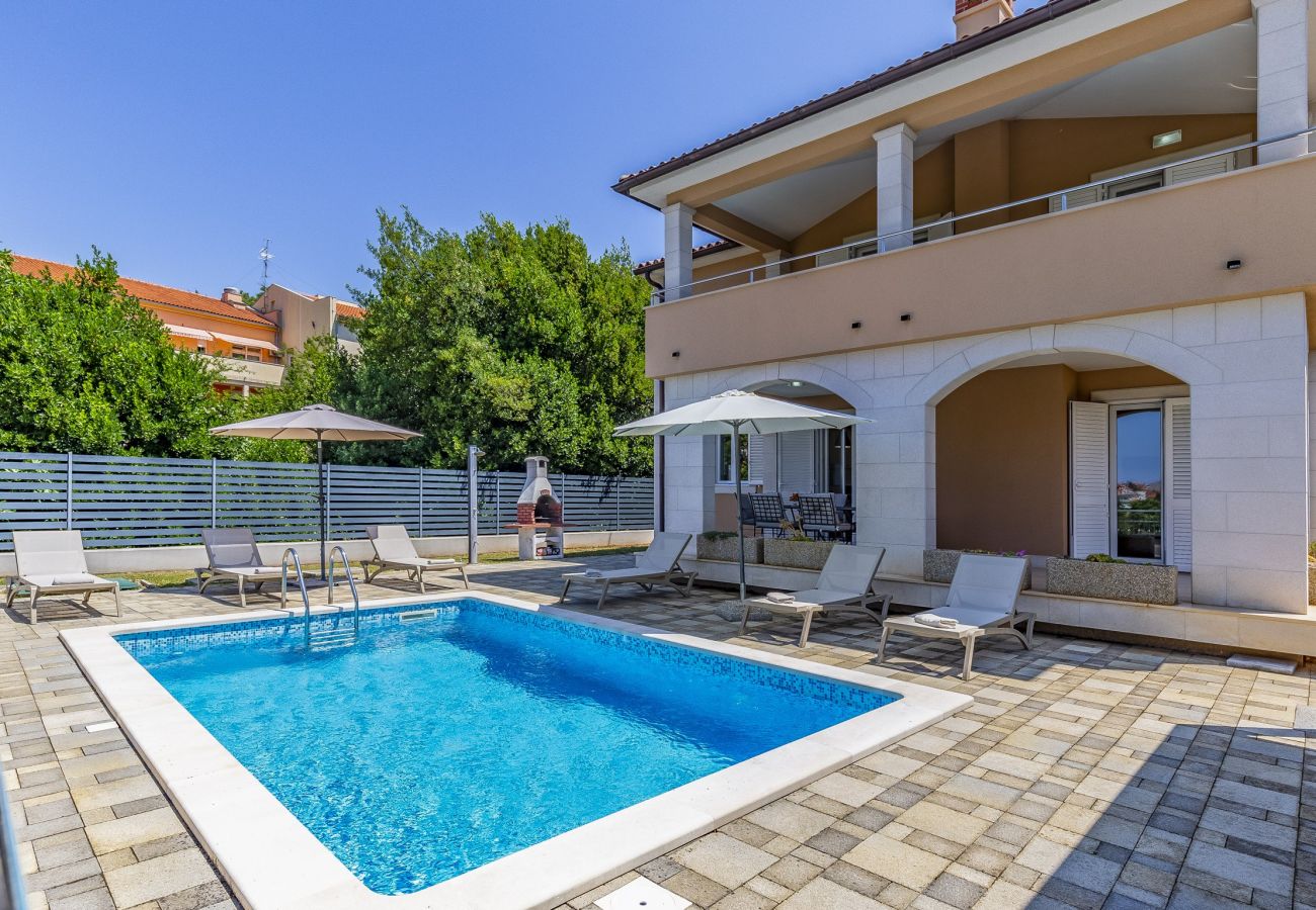Villa in Pula - Lotus Elite Villa mit Pool und Whirlpool 1