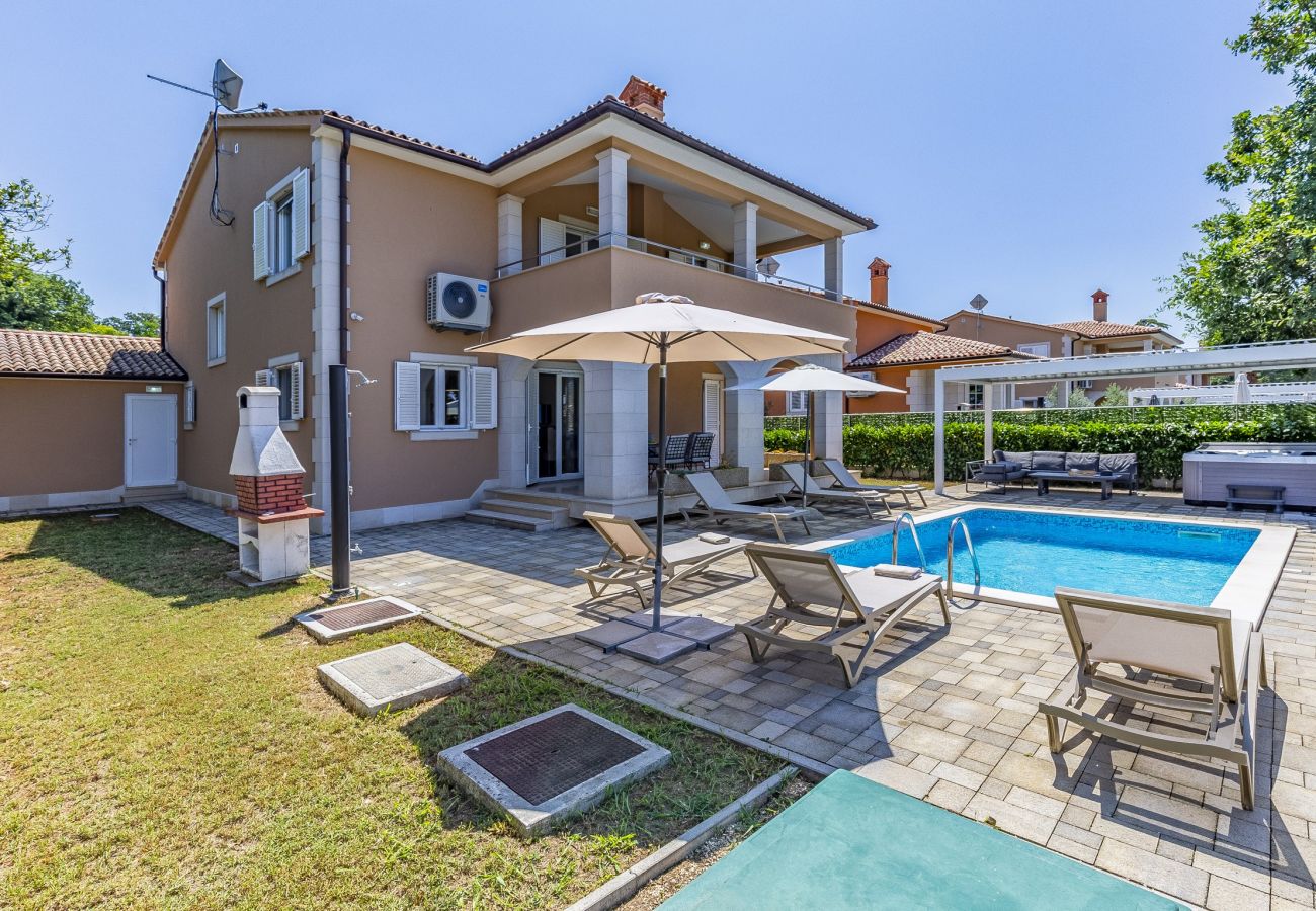 Villa in Pula - Lotus Elite Villa mit Pool und Whirlpool 1