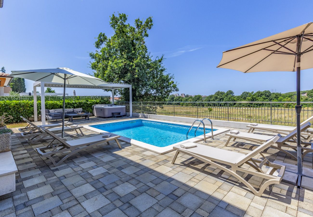 Villa in Pula - Lotus Elite Villa mit Pool und Whirlpool 5