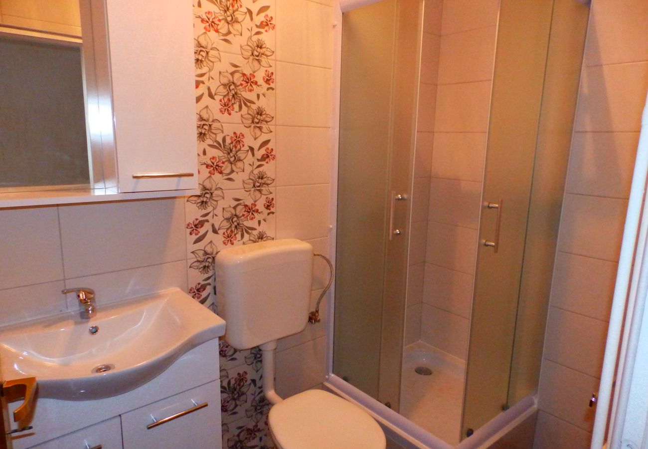 Ferienwohnung in Kampor - Drei-Zimmer-Apartment in Strandnähe - Villa Jagoda