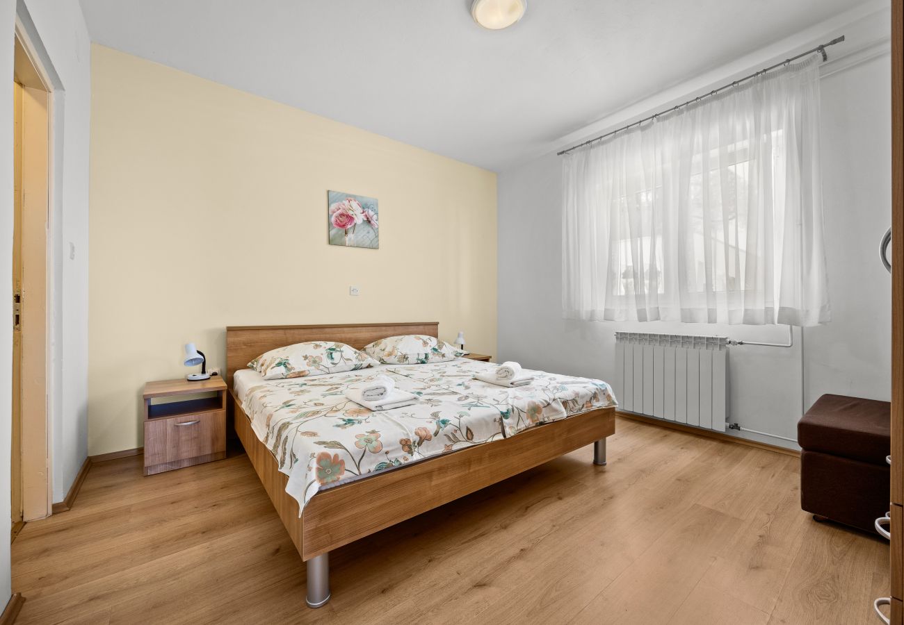 Ferienwohnung in Kampor - Drei-Zimmer-Apartment in Strandnähe - Villa Jagoda