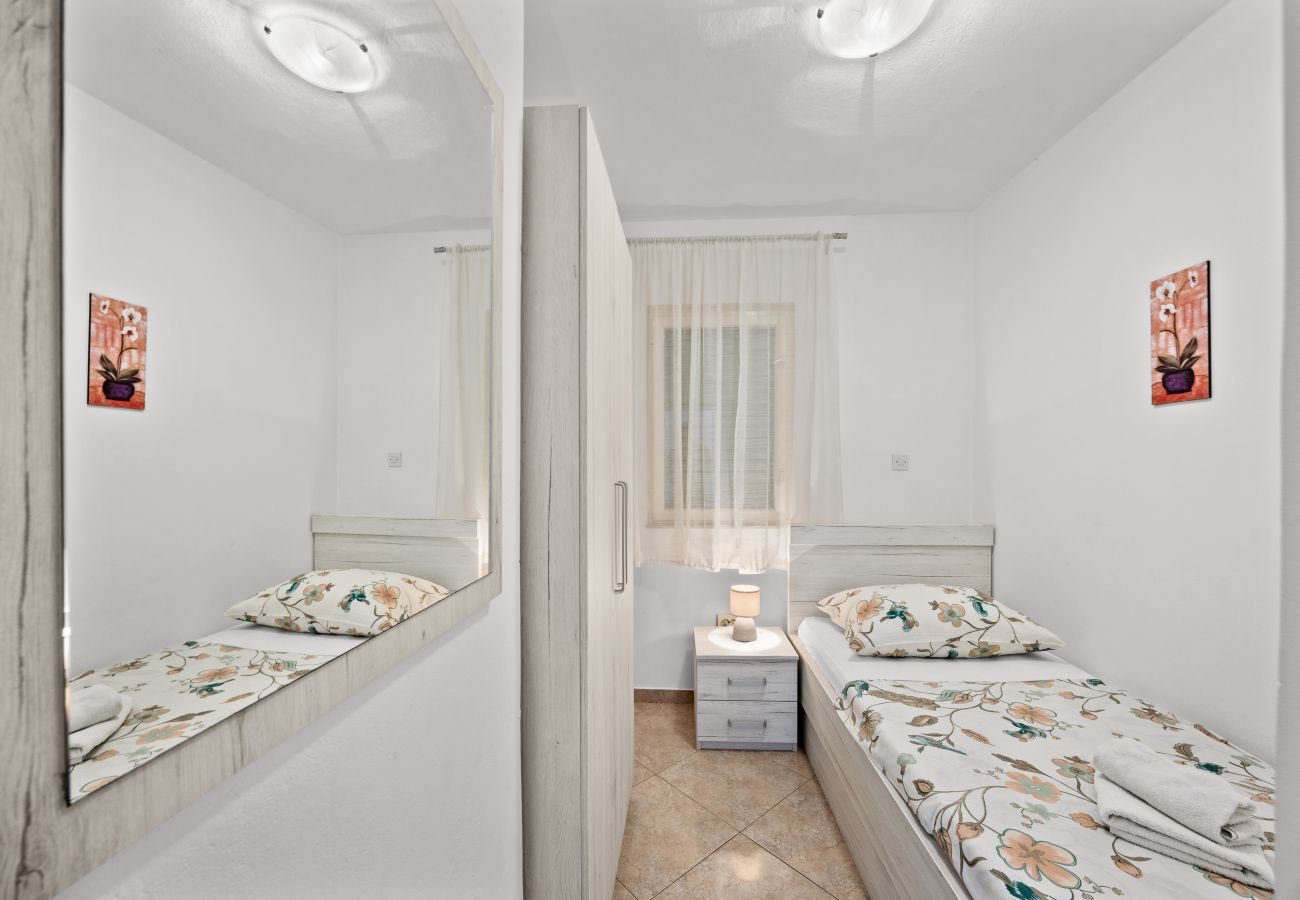 Ferienwohnung in Kampor - Drei-Zimmer-Apartment in Strandnähe - Villa Jagoda