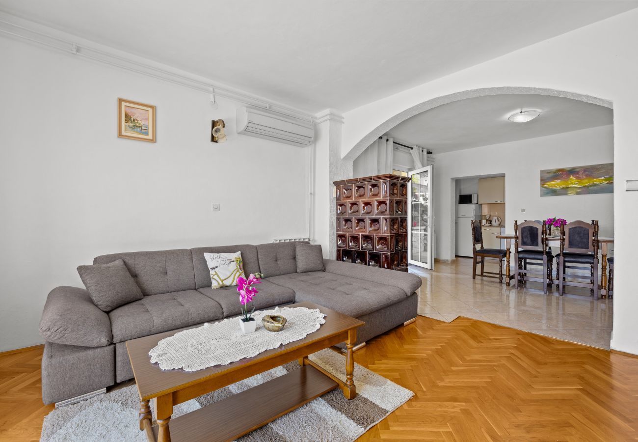 Ferienwohnung in Kampor - Drei-Zimmer-Apartment in Strandnähe - Villa Jagoda