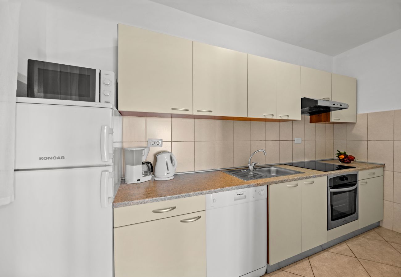 Ferienwohnung in Kampor - Drei-Zimmer-Apartment in Strandnähe - Villa Jagoda