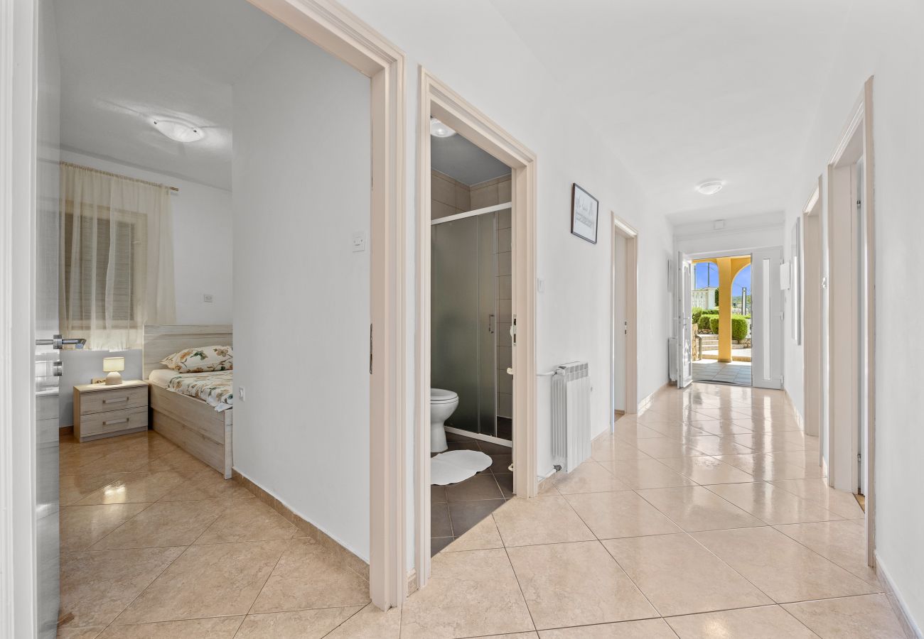 Ferienwohnung in Kampor - Drei-Zimmer-Apartment in Strandnähe - Villa Jagoda