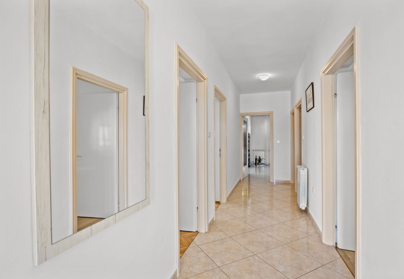 Ferienwohnung in Kampor - Drei-Zimmer-Apartment in Strandnähe - Villa Jagoda