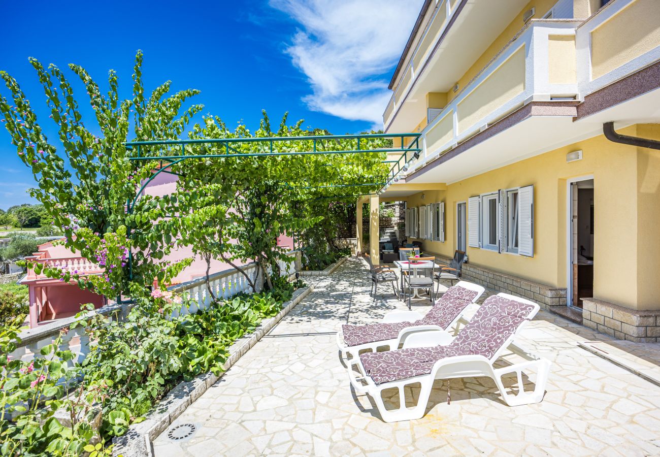 Ferienwohnung in Kampor - Ein-Zimmer-Apartment in Strandnähe - Villa Jagoda