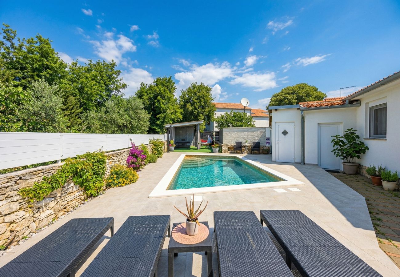 Ferienhaus in Vodnjan - Kacana Blue – Haus mit Pool, Billard und Darts