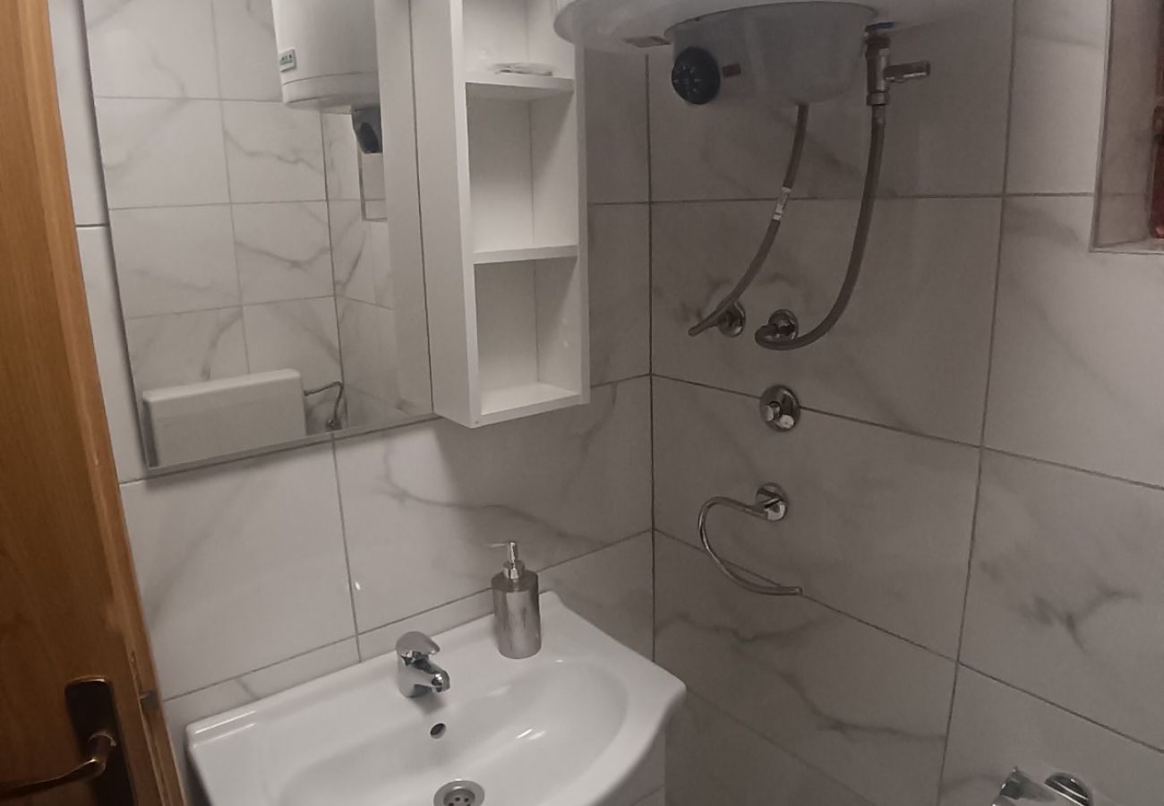 Ferienwohnung in Tisno - Apartments Tisno - Ein-Zimmer-Apartment (rechts)