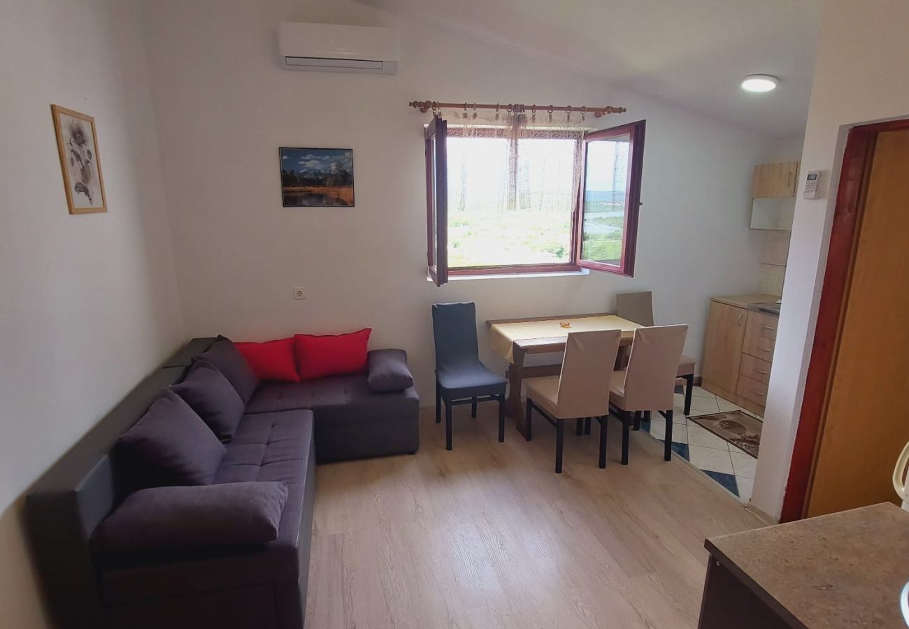 Ferienwohnung in Tisno - Apartments Tisno - Ein-Zimmer-Apartment (rechts)