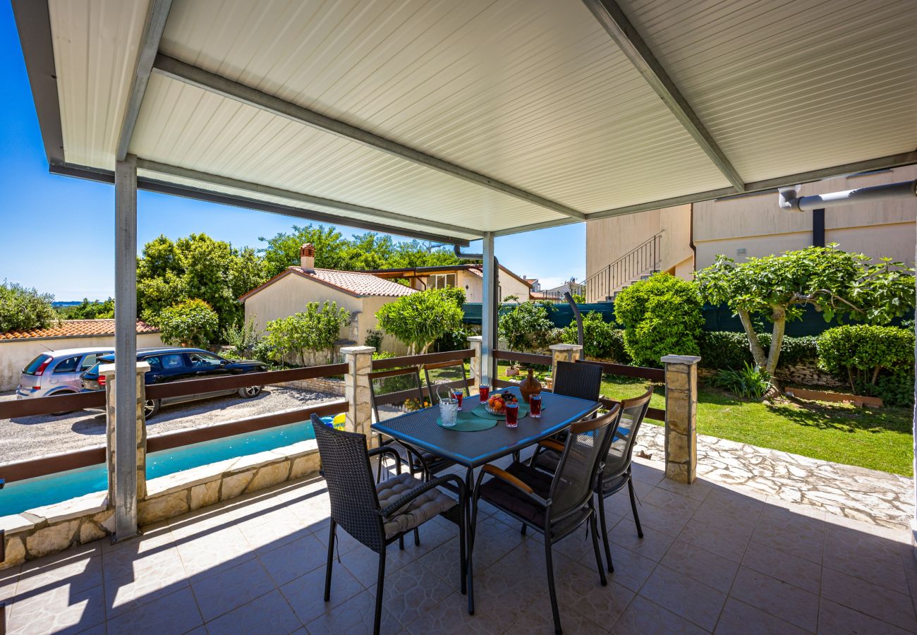 Ferienwohnung in Ližnjan - Pool-Apartment Franko 1 - Gemeinschaftspool