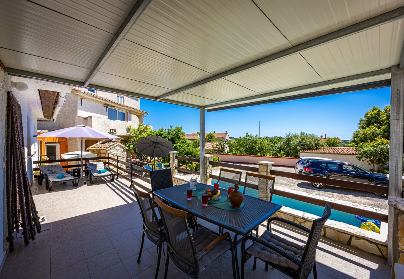 Ferienwohnung in Ližnjan - Pool-Apartment Franko 1 - Gemeinschaftspool