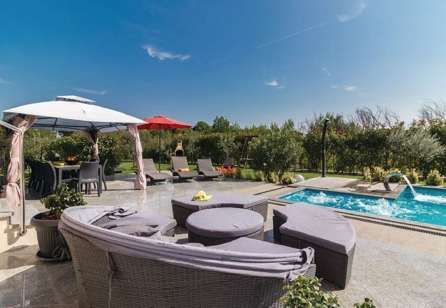 Villa in Pula - Villa Relax - Pool, Sauna, Gym, Jacuzzi, Games Villa in Pula - Villa Relax - Pool, Sauna, Gym, Jacuzzi, Games