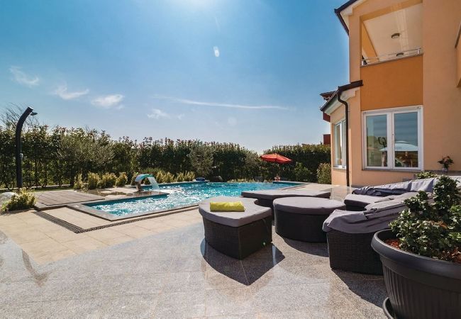 Villa in Pula - Villa Relax - Pool, Sauna, Gym, Jacuzzi, Games Villa in Pula - Villa Relax - Pool, Sauna, Gym, Jacuzzi, Games