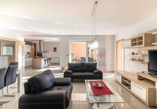 Villa in Pula - Villa Relax - Pool, Sauna, Gym, Jacuzzi, Games Villa in Pula - Villa Relax - Pool, Sauna, Gym, Jacuzzi, Games