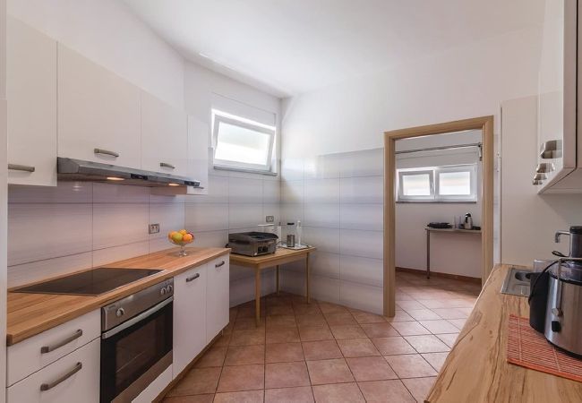 Villa in Pula - Villa Relax - Pool, Sauna, Gym, Jacuzzi, Games Villa in Pula - Villa Relax - Pool, Sauna, Gym, Jacuzzi, Games